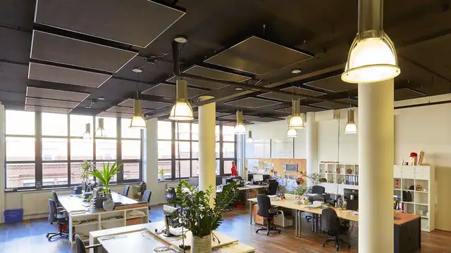 Goed akoestiek in kantoorruimte met Rivasono geluidsabsorptiematerialen.