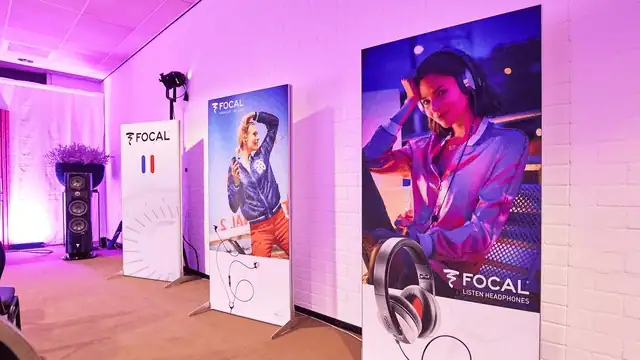 Dames luisteren naar muziek met Focal hoofdtelefoons op een geluidsgeïsoleerde ruimte.