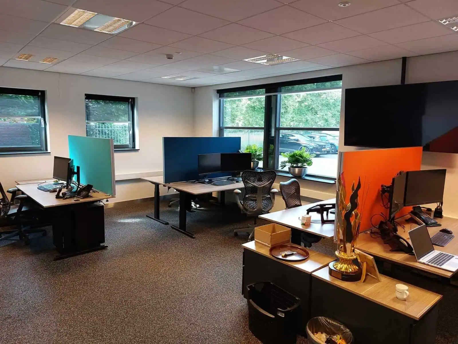 Rustig kantoor met akoestische scheidingswanden en meerdere werkplekken, ideaal voor een geconcentreerde werkomgeving.