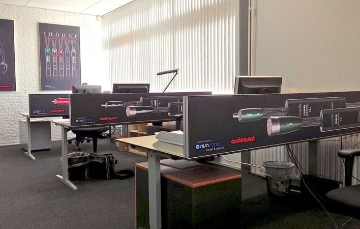 Geluidsabsorberende panelen in kantoorruimte voor betere akoestiek.