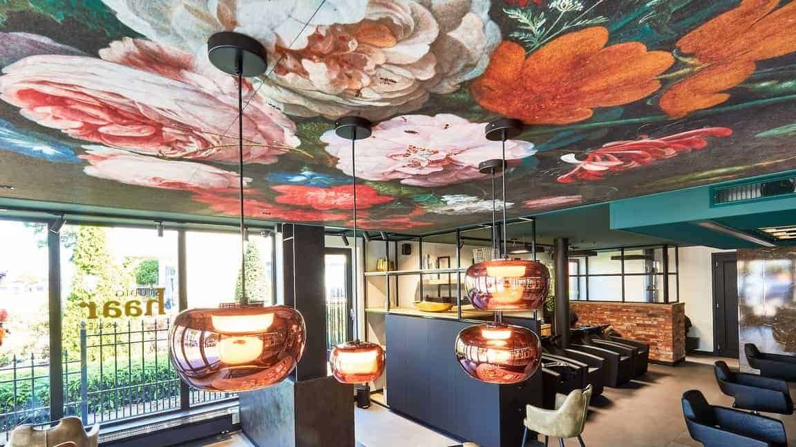 Geluiddichte plafondpanelen met bloementekening voor optimale akoestiek.