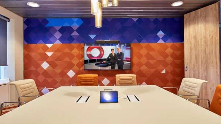 Geluiddichte vergaderruimte met akoestische panelen voor optimale geluidskwaliteit.