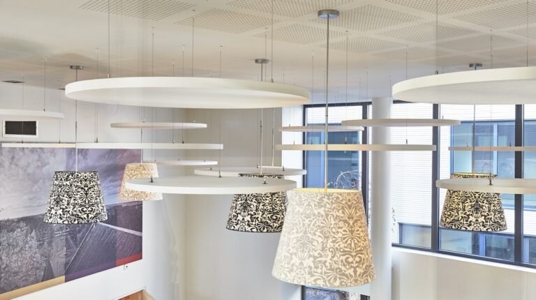 Geluidsabsorberende verlichting en akoestische panelen in een moderne kantoorruimte.