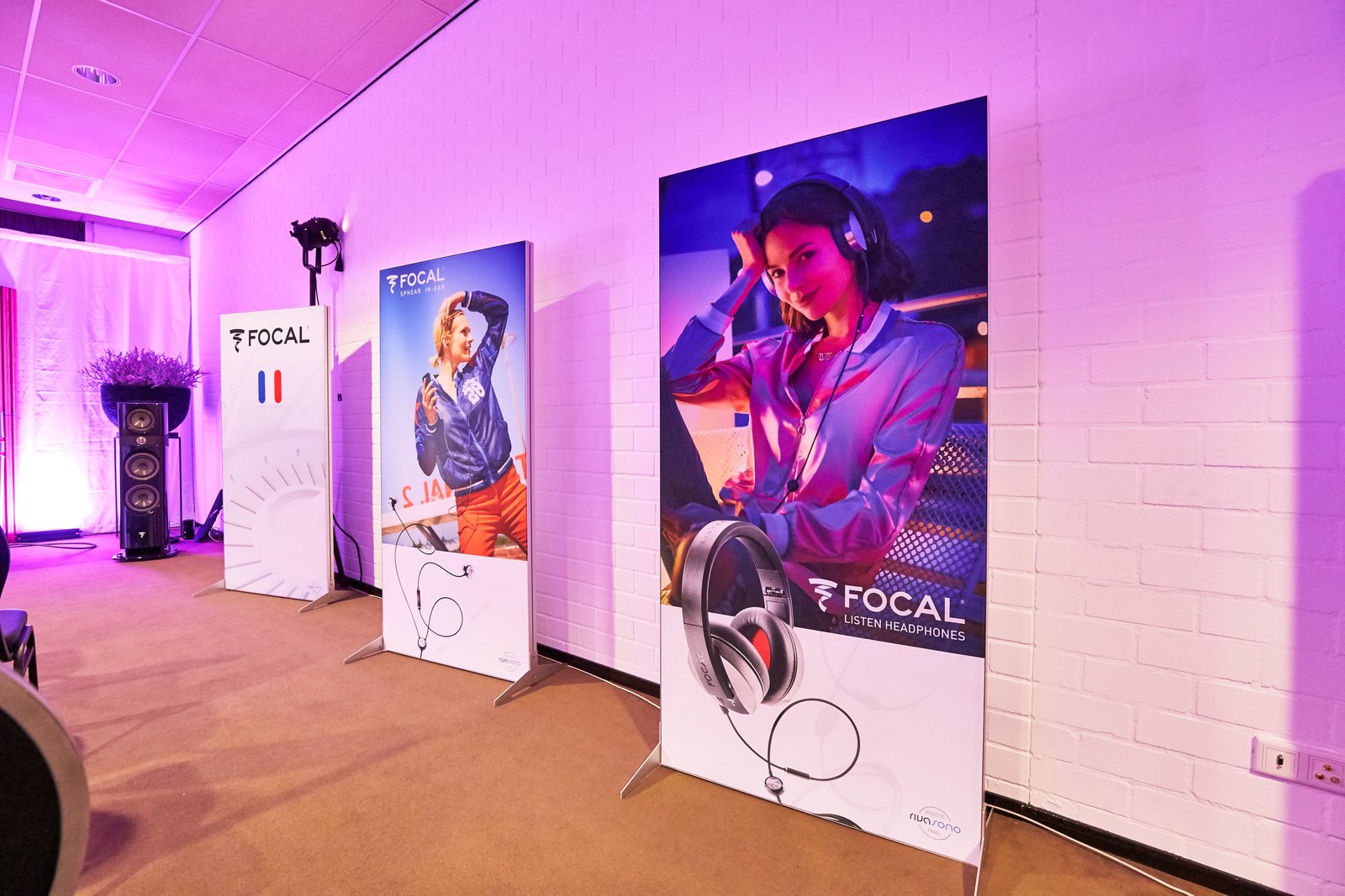 Dames luisteren naar muziek met Focal hoofdtelefoons op een geluidsgeïsoleerde ruimte.